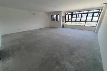 Bandar Puteri Puchong, Puchong, Selangor Adjoining 2 Shop Matured Area