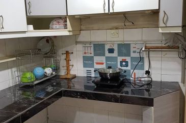 Corner Renovated 2.5 Storey House for Sale Mantin