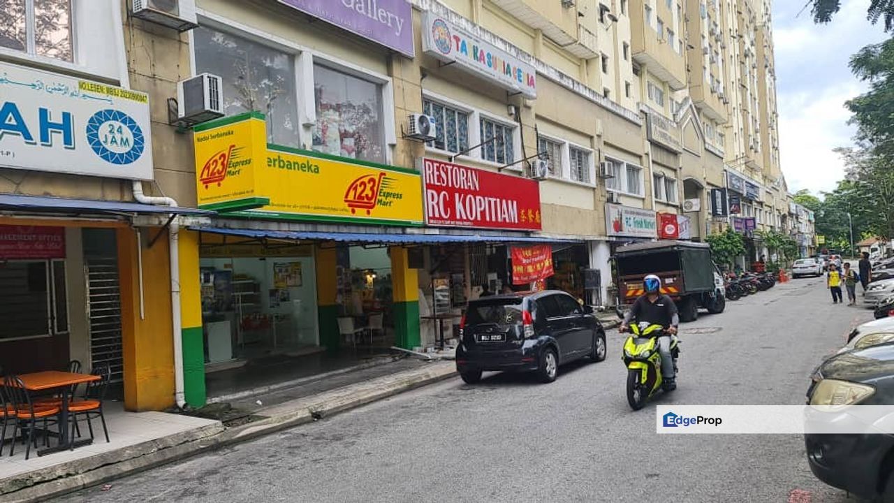 𝐂𝐨𝐫𝐧𝐞𝐫 𝐓𝐰𝐨 𝐒𝐭𝐨𝐫𝐞𝐲 𝐒𝐡𝐨𝐩𝐥𝐨𝐭  𝐈𝐧 𝐊𝐨𝐦𝐩𝐥𝐞𝐤𝐬 𝐒𝐮𝐫𝐢𝐚 𝐊𝐢𝐧𝐫𝐚𝐫𝐚, 𝐁𝐚𝐧𝐝𝐚𝐫 𝐊𝐢𝐧𝐫𝐚𝐫𝐚 𝐏𝐮𝐜𝐡𝐨𝐧𝐠 𝐅𝐨𝐫 𝐒, Selangor, Puchong