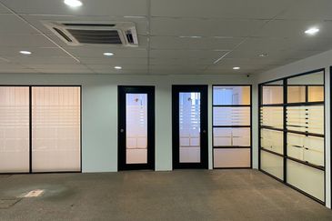 𝐎𝐟𝐟𝐢𝐜𝐞 𝐒𝐡𝐨𝐩𝐥𝐨𝐭, 𝐢𝐧 𝐁𝐚𝐧𝐝𝐚𝐫 𝐏𝐮𝐭𝐞𝐫𝐢 𝐏𝐮𝐜𝐡𝐨𝐧𝐠  𝐅𝐨𝐫 𝐫𝐞𝐧𝐭