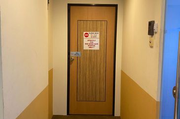 𝐎𝐟𝐟𝐢𝐜𝐞 𝐒𝐡𝐨𝐩𝐥𝐨𝐭, 𝐢𝐧 𝐁𝐚𝐧𝐝𝐚𝐫 𝐏𝐮𝐭𝐞𝐫𝐢 𝐏𝐮𝐜𝐡𝐨𝐧𝐠  𝐅𝐨𝐫 𝐫𝐞𝐧𝐭