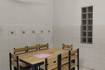 𝟐.𝟓 𝐒𝐭𝐨𝐫𝐞𝐲  𝐇𝐨𝐮𝐬𝐞 𝐈𝐧 𝐁𝐚𝐧𝐝𝐚𝐫 𝐏𝐮𝐭𝐞𝐫𝐢 𝟖, 𝐏𝐮𝐜𝐡𝐨𝐧𝐠 𝐟𝐨𝐫 𝐫𝐞𝐧𝐭