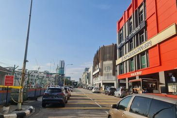 𝟑 𝐒𝐭𝐨𝐫𝐞𝐲 𝐒𝐡𝐨𝐩𝐥𝐨𝐭 𝐢𝐧 𝐁𝐚𝐧𝐝𝐚𝐫 𝐒𝐫𝐢 𝐏𝐞𝐭𝐚𝐥𝐢𝐧𝐠, 𝐊𝐮𝐚𝐥𝐚 𝐋𝐮𝐦𝐩𝐮𝐫 𝐟𝐨𝐫 𝐒𝐚𝐥𝐞