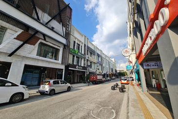 𝟑 𝐒𝐭𝐨𝐫𝐞𝐲 𝐒𝐡𝐨𝐩𝐥𝐨𝐭 𝐢𝐧 𝐁𝐚𝐧𝐝𝐚𝐫 𝐒𝐫𝐢 𝐏𝐞𝐭𝐚𝐥𝐢𝐧𝐠, 𝐊𝐮𝐚𝐥𝐚 𝐋𝐮𝐦𝐩𝐮𝐫 𝐟𝐨𝐫 𝐒𝐚𝐥𝐞