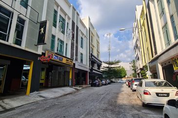 𝟑 𝐒𝐭𝐨𝐫𝐞𝐲 𝐒𝐡𝐨𝐩𝐥𝐨𝐭 𝐢𝐧 𝐁𝐚𝐧𝐝𝐚𝐫 𝐒𝐫𝐢 𝐏𝐞𝐭𝐚𝐥𝐢𝐧𝐠, 𝐊𝐮𝐚𝐥𝐚 𝐋𝐮𝐦𝐩𝐮𝐫 𝐟𝐨𝐫 𝐒𝐚𝐥𝐞