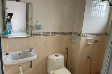 Jalan Putra Prima Tengah 