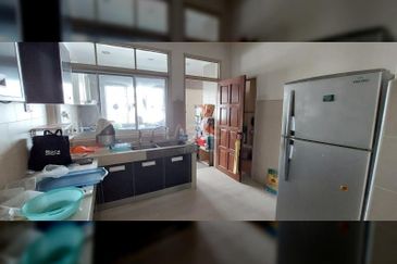 𝟐  𝐒𝐭𝐨𝐫𝐞𝐲 𝐇𝐨𝐮𝐬𝐞 𝐁𝐚𝐧𝐝𝐚𝐫 𝐏𝐮𝐭𝐞𝐫𝐢 𝟏𝟎 ,𝐏𝐮𝐜𝐡𝐨𝐧𝐠, 𝐟𝐨𝐫 𝐒𝐚𝐥𝐞