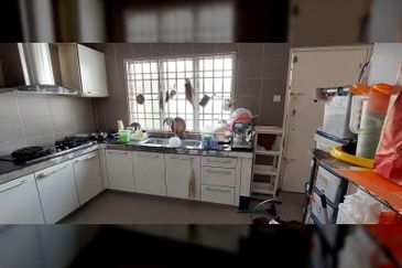 𝟐  𝐒𝐭𝐨𝐫𝐞𝐲 𝐇𝐨𝐮𝐬𝐞 𝐁𝐚𝐧𝐝𝐚𝐫 𝐏𝐮𝐭𝐞𝐫𝐢 𝟏𝟎 ,𝐏𝐮𝐜𝐡𝐨𝐧𝐠, 𝐟𝐨𝐫 𝐒𝐚𝐥𝐞