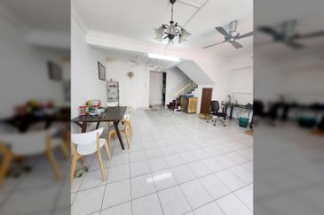 𝟐  𝐒𝐭𝐨𝐫𝐞𝐲 𝐇𝐨𝐮𝐬𝐞 𝐁𝐚𝐧𝐝𝐚𝐫 𝐏𝐮𝐭𝐞𝐫𝐢  ,𝐏𝐮𝐜𝐡𝐨𝐧𝐠, 𝐟𝐨𝐫 𝐒𝐚𝐥𝐞