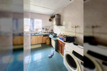 𝟐  𝐒𝐭𝐨𝐫𝐞𝐲 𝐇𝐨𝐮𝐬𝐞 𝐁𝐚𝐧𝐝𝐚𝐫 𝐏𝐮𝐭𝐞𝐫𝐢  ,𝐏𝐮𝐜𝐡𝐨𝐧𝐠, 𝐟𝐨𝐫 𝐒𝐚𝐥𝐞