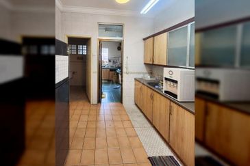 𝟐  𝐒𝐭𝐨𝐫𝐞𝐲 𝐇𝐨𝐮𝐬𝐞 𝐁𝐚𝐧𝐝𝐚𝐫 𝐏𝐮𝐭𝐞𝐫𝐢  ,𝐏𝐮𝐜𝐡𝐨𝐧𝐠, 𝐟𝐨𝐫 𝐒𝐚𝐥𝐞