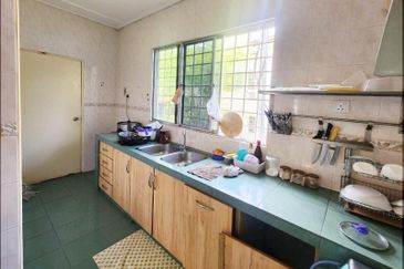 𝟐  𝐒𝐭𝐨𝐫𝐞𝐲 𝐇𝐨𝐮𝐬𝐞 𝐁𝐚𝐧𝐝𝐚𝐫 𝐏𝐮𝐭𝐞𝐫𝐢  ,𝐏𝐮𝐜𝐡𝐨𝐧𝐠, 𝐟𝐨𝐫 𝐒𝐚𝐥𝐞