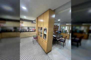 𝟐.𝟓 𝐒𝐭𝐨𝐫𝐞𝐲 𝐂𝐨𝐫𝐧𝐞𝐫 𝐇𝐨𝐮𝐬𝐞 𝐁𝐚𝐧𝐝𝐚𝐫 𝐏𝐮𝐭𝐞𝐫𝐢  ,𝐏𝐮𝐜𝐡𝐨𝐧𝐠, 𝐟𝐨𝐫 𝐒𝐚𝐥𝐞