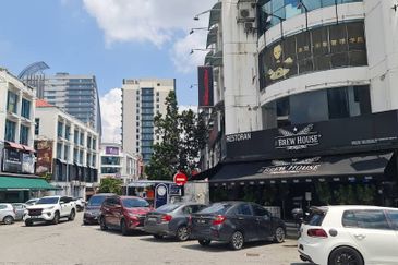 𝐆𝐫𝐨𝐮𝐧𝐝 𝐅𝐥𝐨𝐨𝐫 𝐒𝐡𝐨𝐩𝐥𝐨𝐭 𝐈𝐧 𝐁𝐚𝐧𝐝𝐚𝐫 𝐏𝐮𝐭𝐞𝐫𝐢, 𝐏𝐮𝐜𝐡𝐨𝐧𝐠 𝐟𝐨𝐫 𝐫𝐞𝐧𝐭