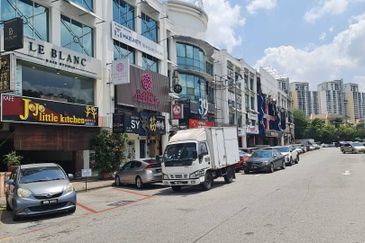 𝐆𝐫𝐨𝐮𝐧𝐝 𝐅𝐥𝐨𝐨𝐫 𝐒𝐡𝐨𝐩𝐥𝐨𝐭 𝐈𝐧 𝐁𝐚𝐧𝐝𝐚𝐫 𝐏𝐮𝐭𝐞𝐫𝐢, 𝐏𝐮𝐜𝐡𝐨𝐧𝐠 𝐟𝐨𝐫 𝐫𝐞𝐧𝐭