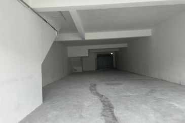 𝐆𝐫𝐨𝐮𝐧𝐝 𝐅𝐥𝐨𝐨𝐫 𝐒𝐡𝐨𝐩𝐥𝐨𝐭 𝐈𝐧 𝐁𝐚𝐧𝐝𝐚𝐫 𝐏𝐮𝐭𝐞𝐫𝐢, 𝐏𝐮𝐜𝐡𝐨𝐧𝐠 𝐟𝐨𝐫 𝐫𝐞𝐧𝐭