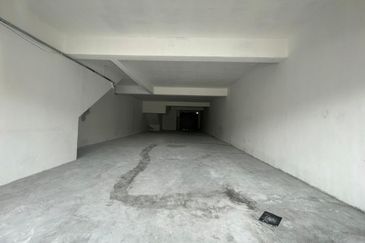 𝐆𝐫𝐨𝐮𝐧𝐝 𝐅𝐥𝐨𝐨𝐫 𝐒𝐡𝐨𝐩𝐥𝐨𝐭 𝐈𝐧 𝐁𝐚𝐧𝐝𝐚𝐫 𝐏𝐮𝐭𝐞𝐫𝐢, 𝐏𝐮𝐜𝐡𝐨𝐧𝐠 𝐟𝐨𝐫 𝐫𝐞𝐧𝐭