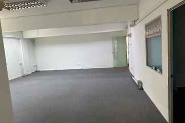 𝐎𝐟𝐟𝐢𝐜𝐞 𝐒𝐡𝐨𝐩𝐥𝐨𝐭 𝐈𝐧 𝐁𝐚𝐧𝐝𝐚𝐫 𝐏𝐮𝐭𝐞𝐫𝐢, 𝐏𝐮𝐜𝐡𝐨𝐧𝐠 𝐟𝐨𝐫 𝐫𝐞𝐧𝐭