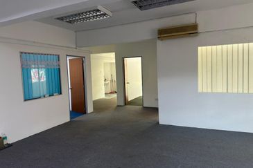 𝐎𝐟𝐟𝐢𝐜𝐞 𝐒𝐡𝐨𝐩𝐥𝐨𝐭 𝐈𝐧 𝐁𝐚𝐧𝐝𝐚𝐫 𝐏𝐮𝐭𝐞𝐫𝐢, 𝐏𝐮𝐜𝐡𝐨𝐧𝐠 𝐟𝐨𝐫 𝐫𝐞𝐧𝐭