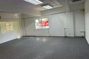 𝐎𝐟𝐟𝐢𝐜𝐞 𝐒𝐡𝐨𝐩𝐥𝐨𝐭 𝐈𝐧 𝐁𝐚𝐧𝐝𝐚𝐫 𝐏𝐮𝐭𝐞𝐫𝐢, 𝐏𝐮𝐜𝐡𝐨𝐧𝐠 𝐟𝐨𝐫 𝐫𝐞𝐧𝐭