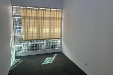 𝐎𝐟𝐟𝐢𝐜𝐞 𝐒𝐡𝐨𝐩𝐥𝐨𝐭 𝐈𝐧 𝐁𝐚𝐧𝐝𝐚𝐫 𝐏𝐮𝐭𝐞𝐫𝐢, 𝐏𝐮𝐜𝐡𝐨𝐧𝐠 𝐟𝐨𝐫 𝐫𝐞𝐧𝐭