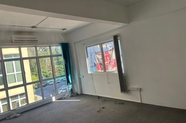 𝐎𝐟𝐟𝐢𝐜𝐞 𝐒𝐡𝐨𝐩𝐥𝐨𝐭 𝐈𝐧 𝐁𝐚𝐧𝐝𝐚𝐫 𝐏𝐮𝐭𝐞𝐫𝐢, 𝐏𝐮𝐜𝐡𝐨𝐧𝐠 𝐟𝐨𝐫 𝐫𝐞𝐧𝐭