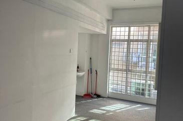 𝐎𝐟𝐟𝐢𝐜𝐞 𝐒𝐡𝐨𝐩𝐥𝐨𝐭 𝐈𝐧 𝐁𝐚𝐧𝐝𝐚𝐫 𝐏𝐮𝐭𝐞𝐫𝐢, 𝐏𝐮𝐜𝐡𝐨𝐧𝐠 𝐟𝐨𝐫 𝐫𝐞𝐧𝐭