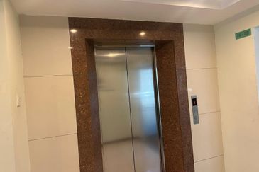 𝐎𝐟𝐟𝐢𝐜𝐞 𝐒𝐡𝐨𝐩𝐥𝐨𝐭 𝐈𝐧 𝐁𝐚𝐧𝐝𝐚𝐫 𝐏𝐮𝐭𝐞𝐫𝐢, 𝐏𝐮𝐜𝐡𝐨𝐧𝐠 𝐟𝐨𝐫 𝐫𝐞𝐧𝐭