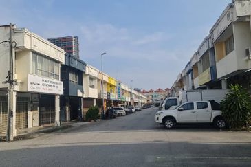 𝐆𝐫𝐨𝐮𝐧𝐝 𝐅𝐥𝐨𝐨𝐫 𝐒𝐡𝐨𝐩𝐥𝐨𝐭 𝐈𝐧 𝐁𝐚𝐧𝐝𝐚𝐫 𝐏𝐮𝐭𝐞𝐫𝐢, 𝐏𝐮𝐜𝐡𝐨𝐧𝐠 𝐟𝐨𝐫 𝐫𝐞𝐧𝐭