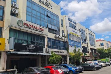 𝐆𝐫𝐨𝐮𝐧𝐝 𝐅𝐥𝐨𝐨𝐫 𝐒𝐡𝐨𝐩𝐥𝐨𝐭 𝐈𝐧 𝐁𝐚𝐧𝐝𝐚𝐫 𝐏𝐮𝐭𝐞𝐫𝐢, 𝐏𝐮𝐜𝐡𝐨𝐧𝐠 𝐟𝐨𝐫 𝐫𝐞𝐧𝐭