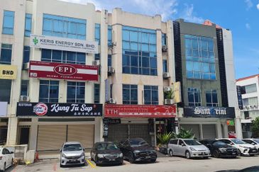 𝐆𝐫𝐨𝐮𝐧𝐝 𝐅𝐥𝐨𝐨𝐫 𝐒𝐡𝐨𝐩𝐥𝐨𝐭 𝐈𝐧 𝐁𝐚𝐧𝐝𝐚𝐫 𝐏𝐮𝐭𝐞𝐫𝐢, 𝐏𝐮𝐜𝐡𝐨𝐧𝐠 𝐟𝐨𝐫 𝐫𝐞𝐧𝐭