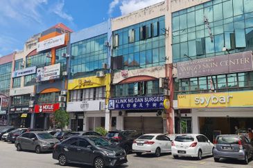 𝐆𝐫𝐨𝐮𝐧𝐝 𝐅𝐥𝐨𝐨𝐫 𝐒𝐡𝐨𝐩𝐥𝐨𝐭 𝐈𝐧 𝐁𝐚𝐧𝐝𝐚𝐫 𝐏𝐮𝐭𝐞𝐫𝐢, 𝐏𝐮𝐜𝐡𝐨𝐧𝐠 𝐟𝐨𝐫 𝐫𝐞𝐧𝐭