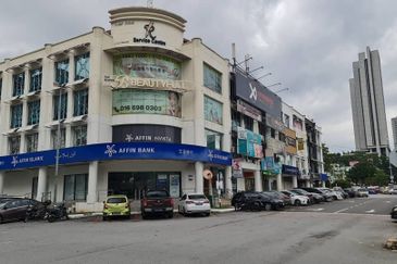 𝐆𝐫𝐨𝐮𝐧𝐝 𝐅𝐥𝐨𝐨𝐫 𝐒𝐡𝐨𝐩𝐥𝐨𝐭 𝐈𝐧 𝐁𝐚𝐧𝐝𝐚𝐫 𝐏𝐮𝐭𝐞𝐫𝐢, 𝐏𝐮𝐜𝐡𝐨𝐧𝐠 𝐟𝐨𝐫 𝐫𝐞𝐧𝐭