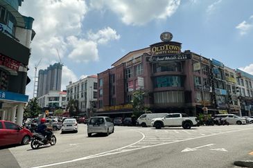 𝐆𝐫𝐨𝐮𝐧𝐝 𝐅𝐥𝐨𝐨𝐫 𝐒𝐡𝐨𝐩𝐥𝐨𝐭 𝐈𝐧 𝐁𝐚𝐧𝐝𝐚𝐫 𝐏𝐮𝐭𝐞𝐫𝐢, 𝐏𝐮𝐜𝐡𝐨𝐧𝐠 𝐟𝐨𝐫 𝐫𝐞𝐧𝐭