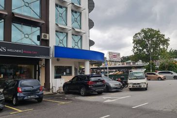 𝐆𝐫𝐨𝐮𝐧𝐝 𝐅𝐥𝐨𝐨𝐫 𝐒𝐡𝐨𝐩𝐥𝐨𝐭 𝐈𝐧 𝐁𝐚𝐧𝐝𝐚𝐫 𝐏𝐮𝐭𝐞𝐫𝐢, 𝐏𝐮𝐜𝐡𝐨𝐧𝐠 𝐟𝐨𝐫 𝐫𝐞𝐧𝐭