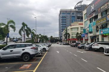 𝐆𝐫𝐨𝐮𝐧𝐝 𝐅𝐥𝐨𝐨𝐫 𝐒𝐡𝐨𝐩𝐥𝐨𝐭 𝐈𝐧 𝐁𝐚𝐧𝐝𝐚𝐫 𝐏𝐮𝐭𝐞𝐫𝐢, 𝐏𝐮𝐜𝐡𝐨𝐧𝐠 𝐟𝐨𝐫 𝐫𝐞𝐧𝐭