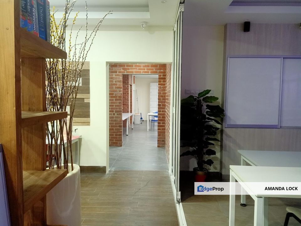 Nice renovated office at Puchong Prima Business Centre near LRT w lift, Selangor, Puchong
