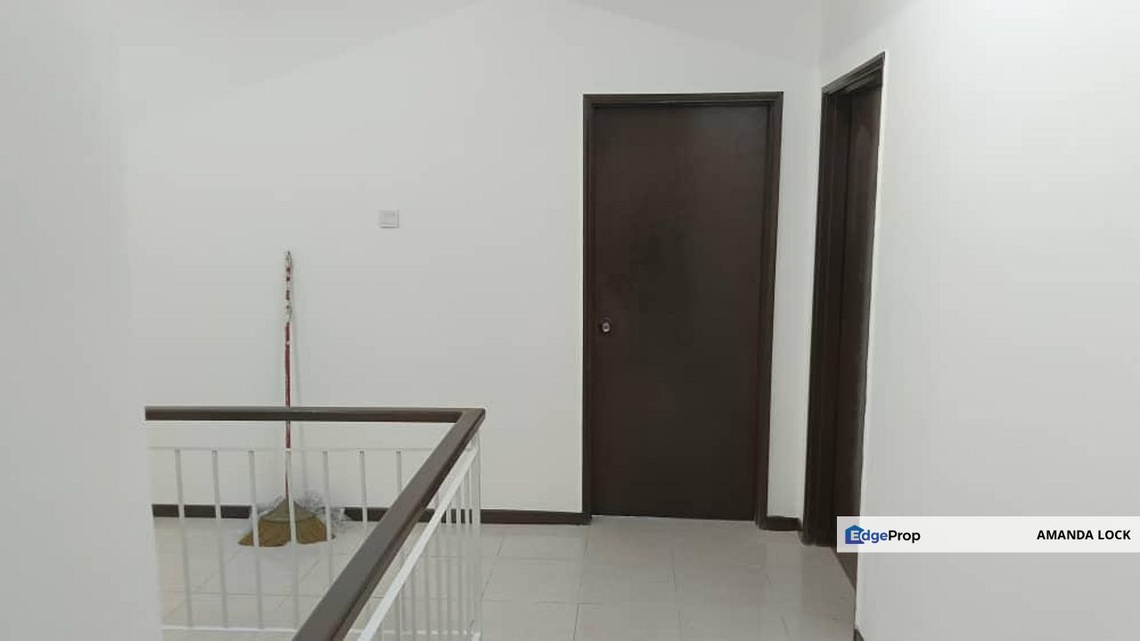 Park Villa Townhouse upper unit Bukit Puchong 2 for rent with airconds, Selangor, Puchong
