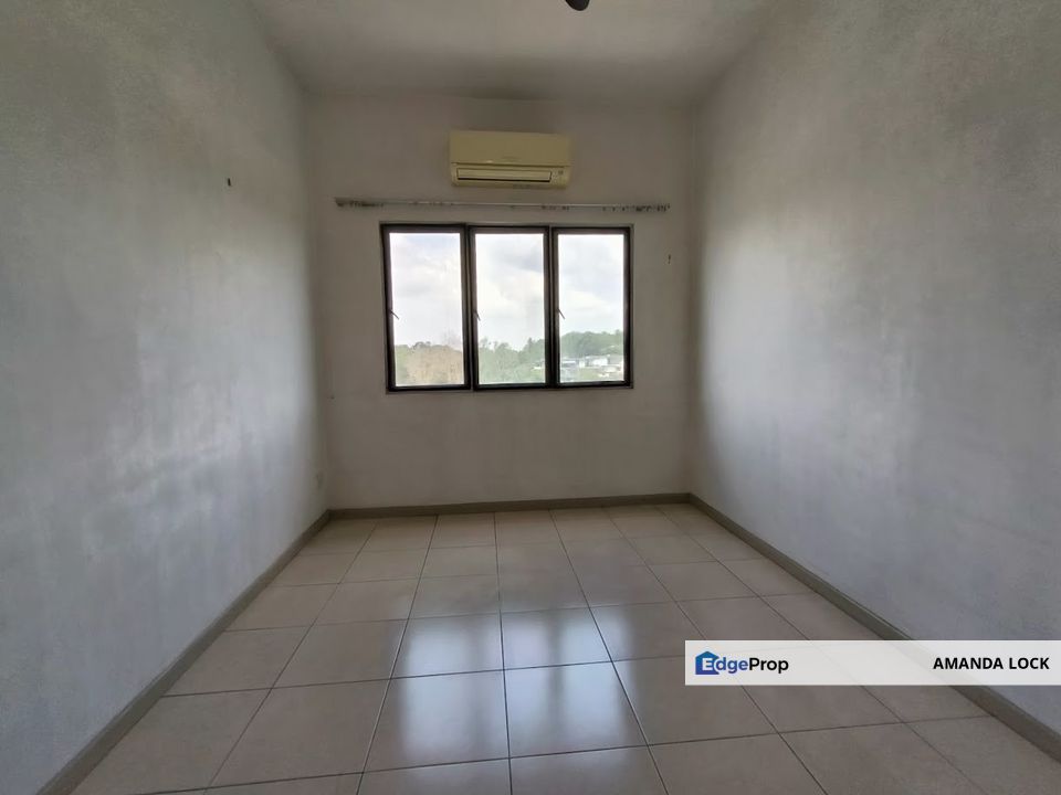 Fully renovated and airconds at Baiduri Court Bukit Puchong 2 LDP, Selangor, Puchong