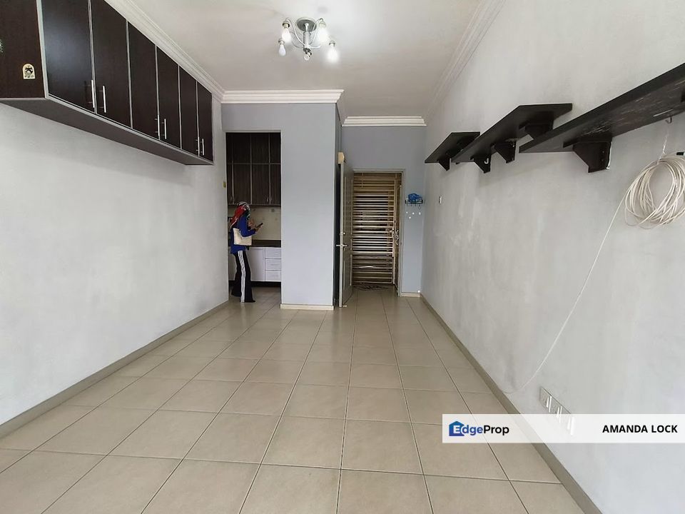 Fully renovated and airconds at Baiduri Court Bukit Puchong 2 LDP, Selangor, Puchong