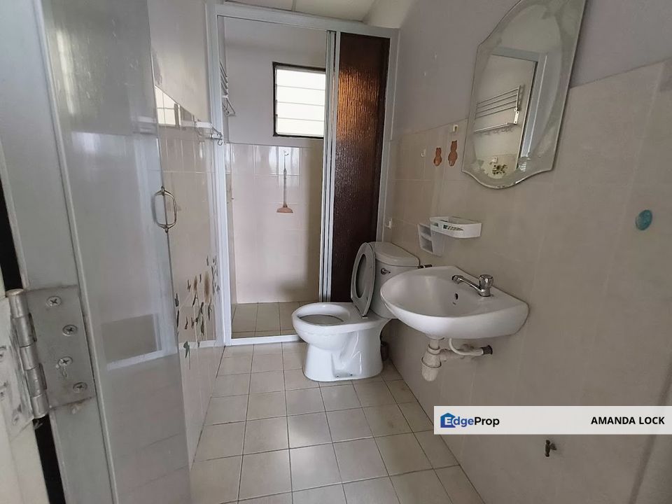 Fully renovated and airconds at Baiduri Court Bukit Puchong 2 LDP, Selangor, Puchong