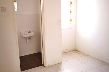 Bandar Saujana Putra Kuala Langat ʕ•́ᴥ•̀ʔっ 2 Storey for SALE 4B3R Newly Painted like new BELOW MARKET PRICE