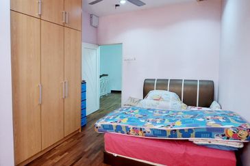 End Lot, 10 ft Land, Kitchen Dinning Extended, Freehold, Puteri Puchong