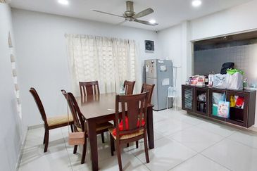 End Lot, 10 ft Land, Kitchen Dinning Extended, Freehold, Puteri Puchong
