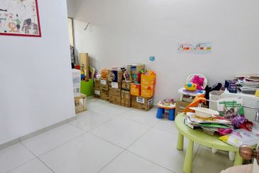 End Lot, 10 ft Land, Kitchen Dinning Extended, Freehold, Puteri Puchong