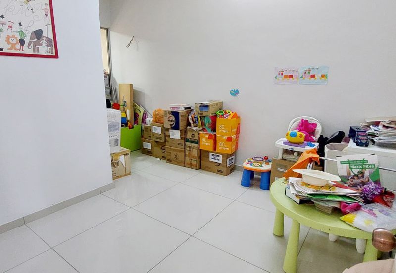 End Lot, 10 ft Land, Kitchen Dinning Extended, Freehold, Puteri Puchong