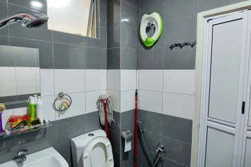 End Lot, 10 ft Land, Kitchen Dinning Extended, Freehold, Puteri Puchong