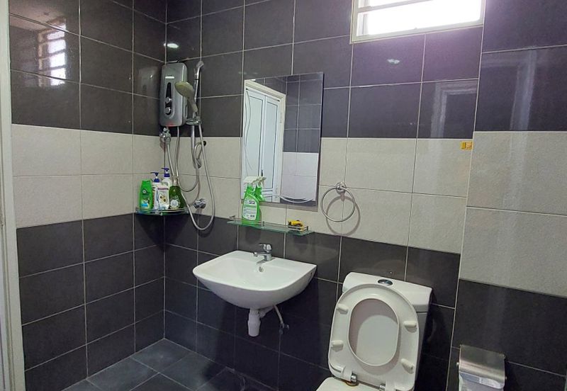 End Lot, 10 ft Land, Kitchen Dinning Extended, Freehold, Puteri Puchong