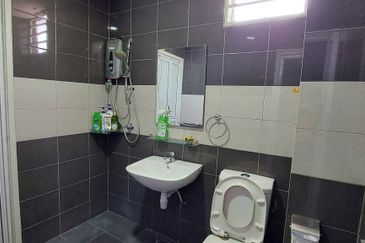 End Lot, 10 ft Land, Kitchen Dinning Extended, Freehold, Puteri Puchong