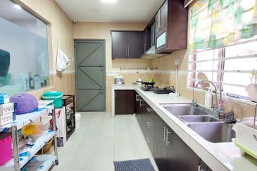 End Lot, 10 ft Land, Kitchen Dinning Extended, Freehold, Puteri Puchong